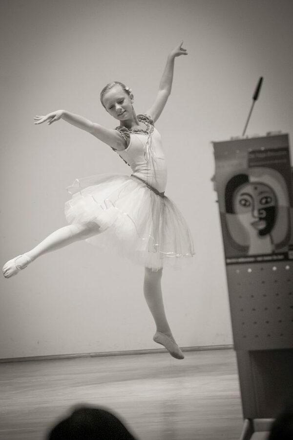 kleine Ballerina springt in die Luft