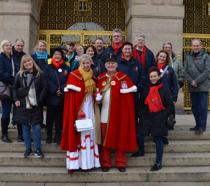 Gruppenfoto vor der Goldenen Pforte am Dresdner Rathaus