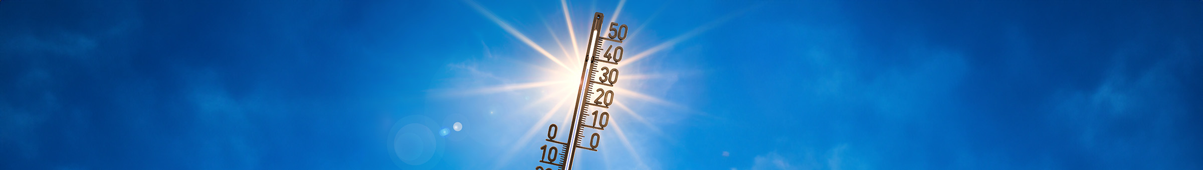 Ein Thermometer zeigt 35 Grad Celsius an. Dahinter strahlt die Sonne.