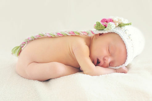 schlafendes Baby mit Mütze