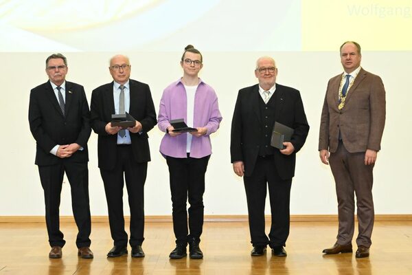 Preisträger der Gruppe Gesellschaft mit Laudator und Oberbürgermeister Dirk HIlbert