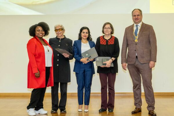 Preisträgerinnen der Gruppe (Inter-)kulturelle Arbeit mit Laudatorin und Oberbürgermeister