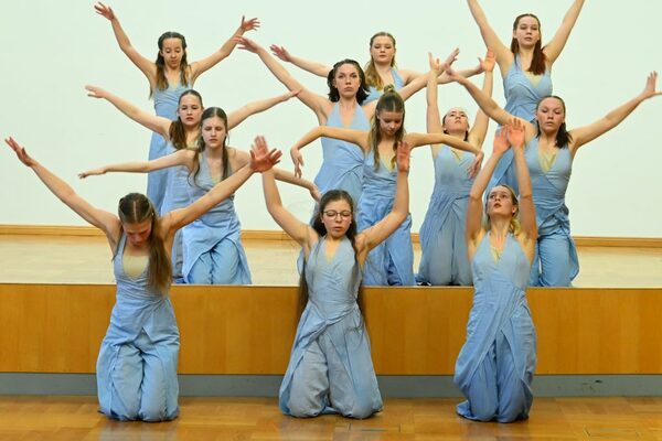 Schülerinnen der Jugendkunstschule Dresden tanzen