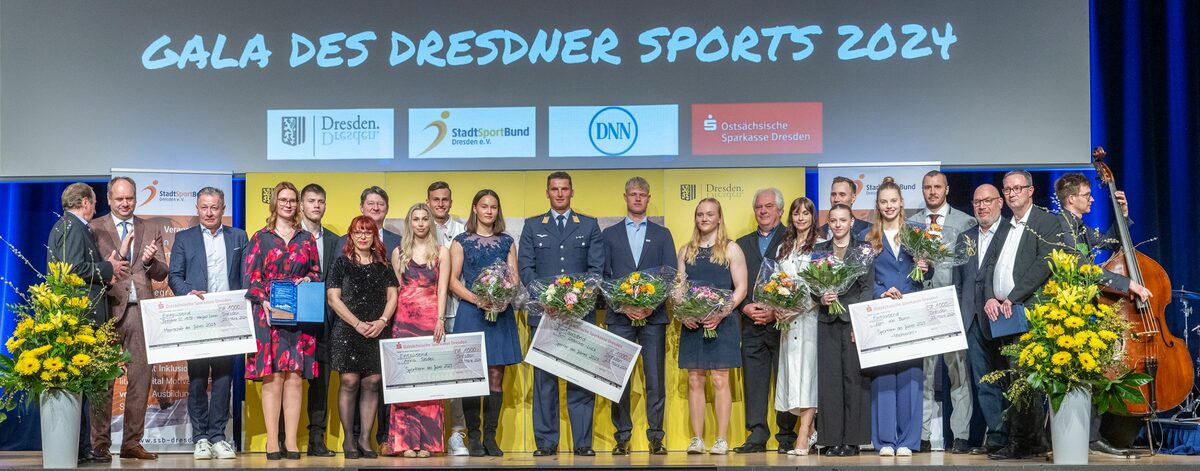 Oberbürgermeister Dirk Hilbert (2.v.l.) mit Dresdens ausgezeichneten Sportlerinnen und Sportlern der Plätze 1 bis 3 und Bürgermeister Jan Donhauser (rechts)