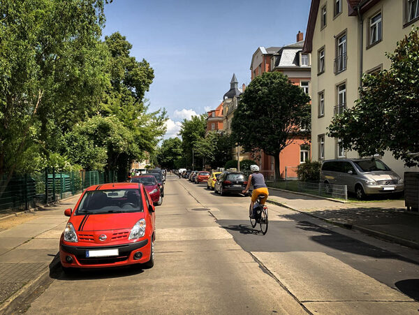 Auf einem Bild ist eine Radfahrerin auf der Hermsdorfer Straße in Löbtau zu sehen.