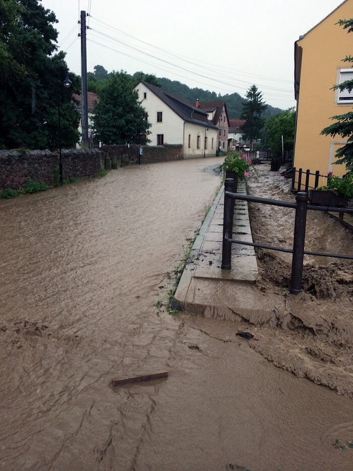 Überschwemmte Straße in Dresden Überschwemmte Straße in Dresden
