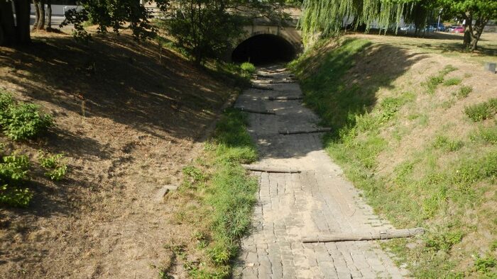 Ausgetrocknetes Flussbett der Prießnitz. Ausgetrocknetes Flussbett der Prießnitz.