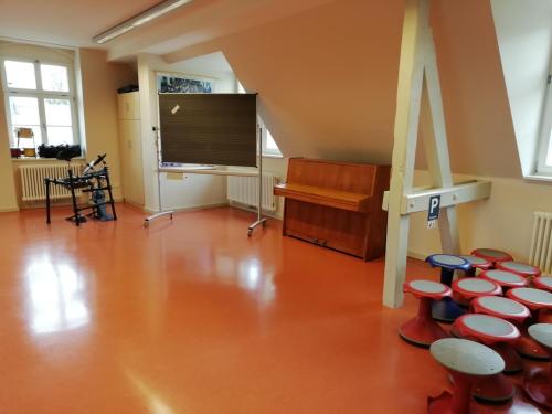 Musikzimmer (Altbau - 2. OG)