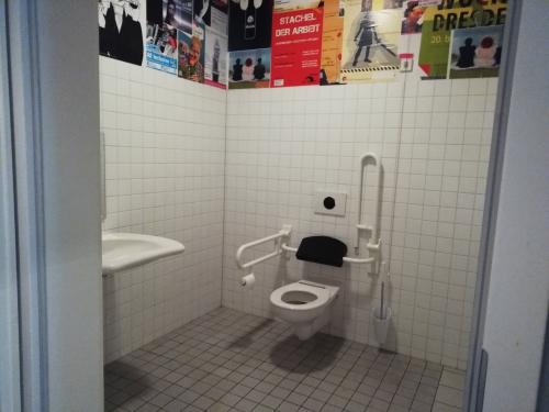 Rollstuhl-WC im EG rechts