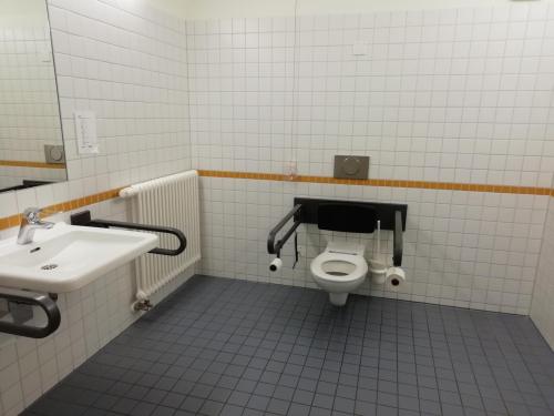 Rollstuhl-WC (Hauptgebäude - UG)