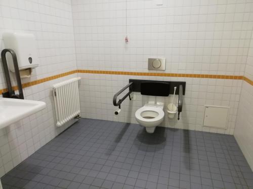 Rollstuhl-WC (Hauptgebäude - 2. OG)