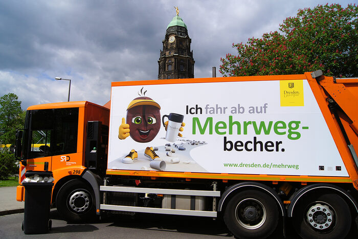 Müllfahrzeug mit Spruch "Ich fahr ab auf Mehrwegbecher"