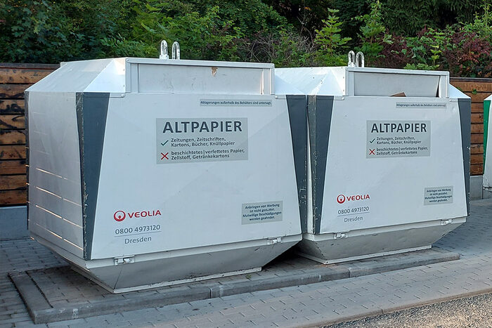 Drei Altpapiercontainer