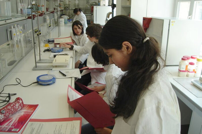 Schüler im Chemielabor