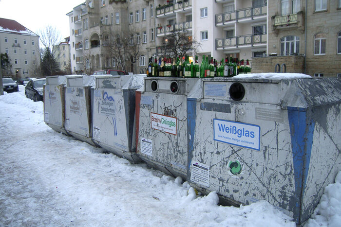 Überfpllter Containerstandplatz im Winter