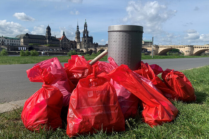 Waste collection at river Elbe