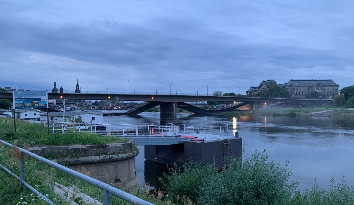 Eingestürzte Abschnitten des Brückenteils CCarolabrücke in den Morgenstunden mit Dampferanleger im Vordergrund.