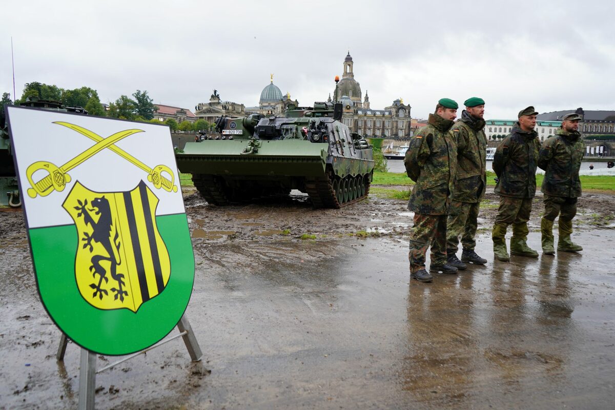 Die Bundeswehr ist mit zwei Bergepanzer "Büffel" und 30 Soldaten vor Ort und sichert die Abbrucharbeiten ab.