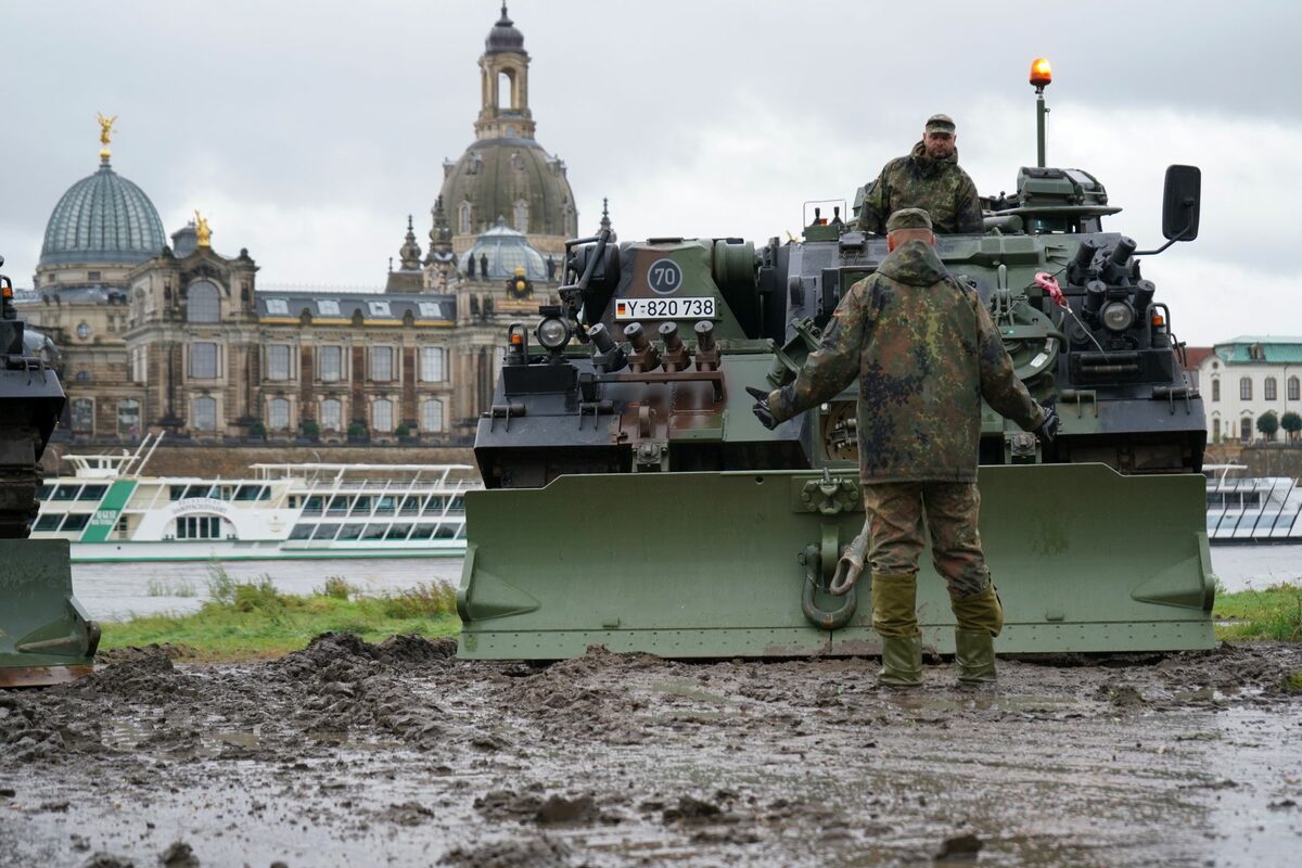 Die Bundeswehr ist mit zwei Bergepanzer "Büffel" und 30 Soldaten vor Ort und sichert die Abbrucharbeiten ab.