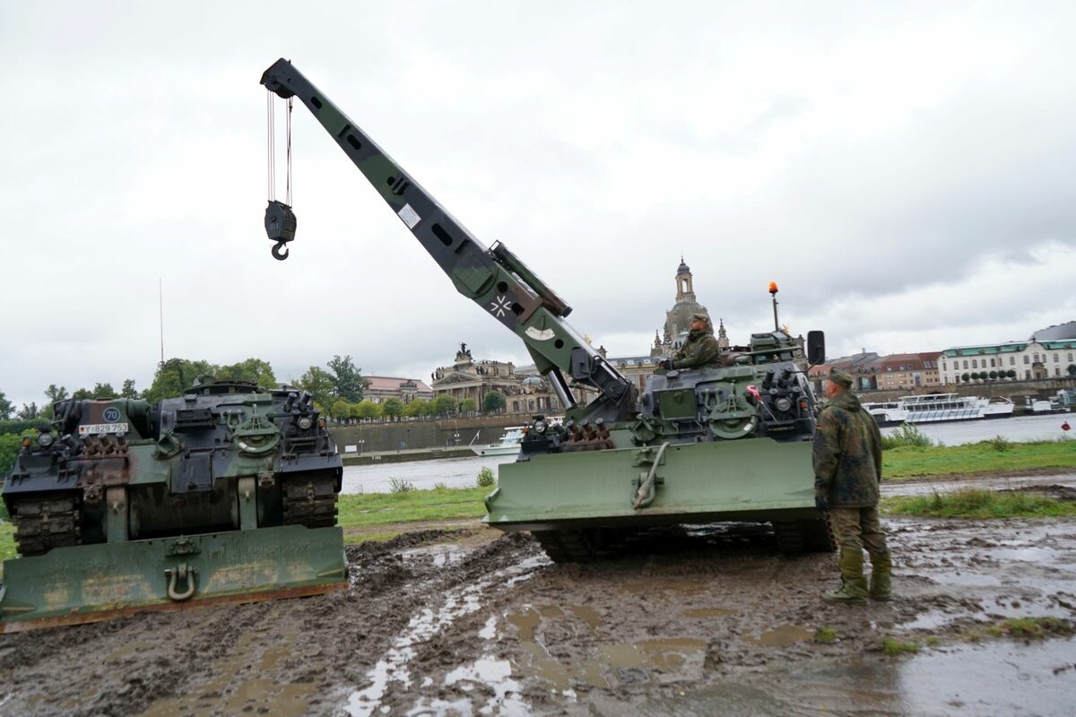 Die Bundeswehr ist mit zwei Bergepanzer "Büffel" und 30 Soldaten vor Ort und sichert die Abbrucharbeiten ab.