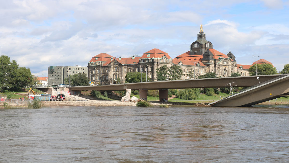 Blick auf die teilzerstörte Carolabrücke