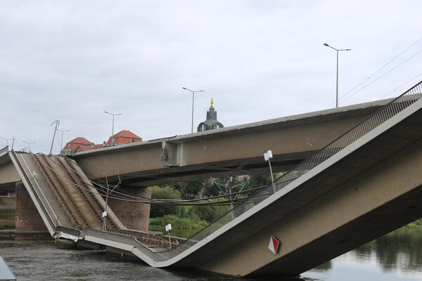 Von der Altstadt in Richtung Neustadt: Teilabsturz der Brücke, Teil im Wasser liegend