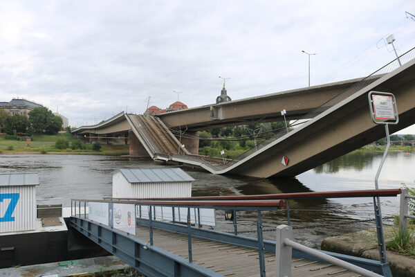 Anlagestelle Altstädter Seite: Teilabsturz der Brücke, Teil im Wasser liegend