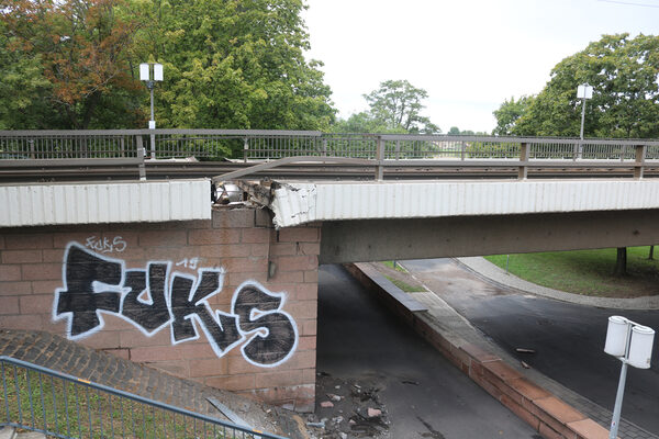 Brückenkopf Altstädter Seite mit Bruch in der Brücke