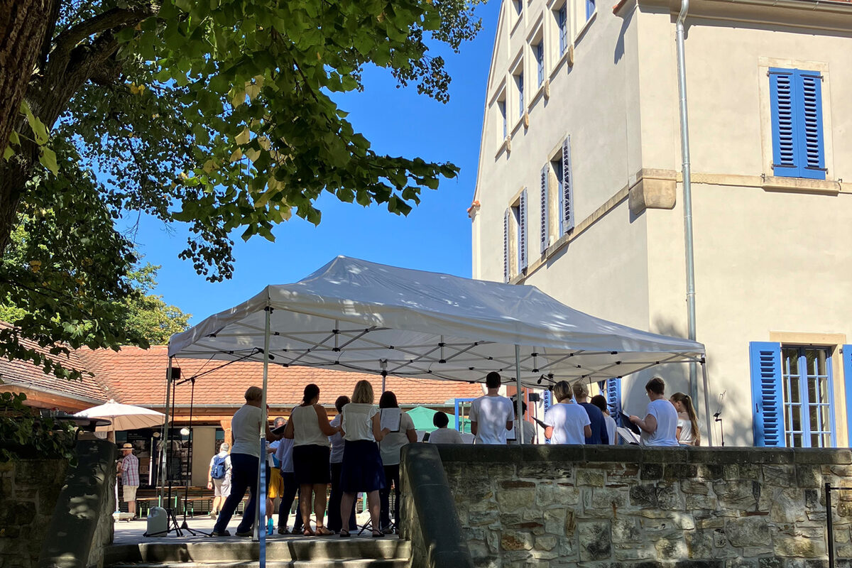 Chorsänger vor der Waldschänke Hellerau