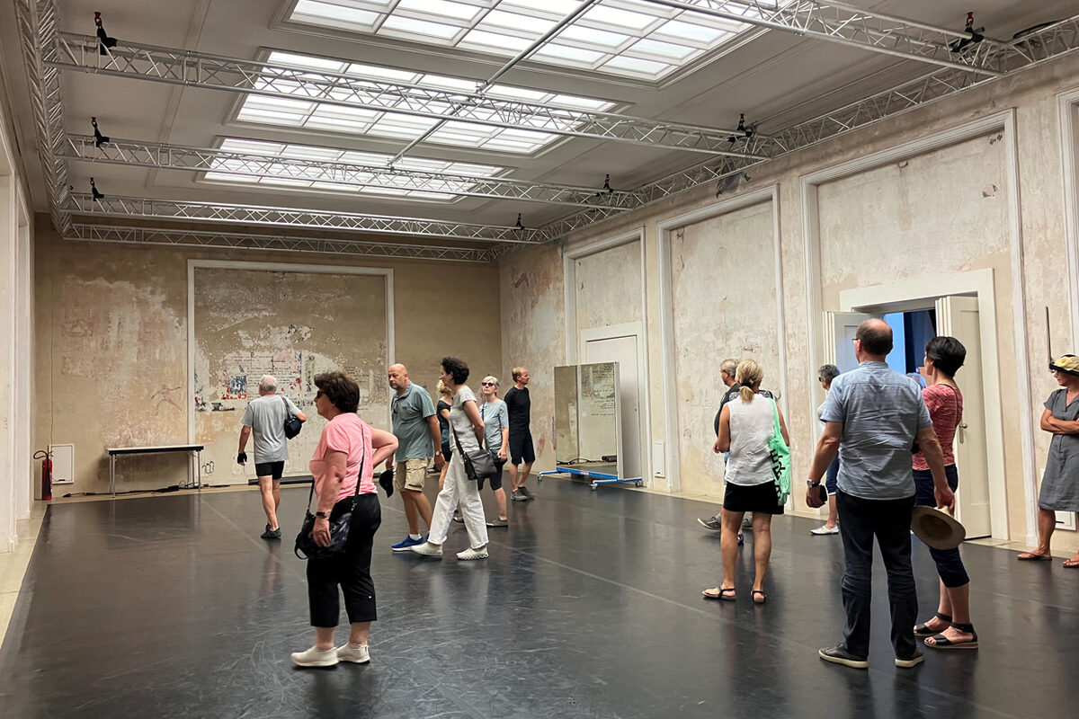 Interessierte Besucher im Nancy-Spero-Saal im Festspielhaus Helelrau