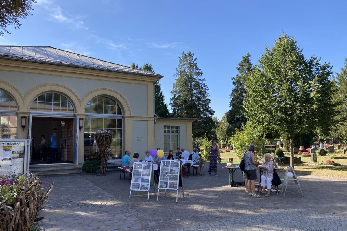 Besucher vor dem Begegnungszentrum des Trinitatisfriedhofes