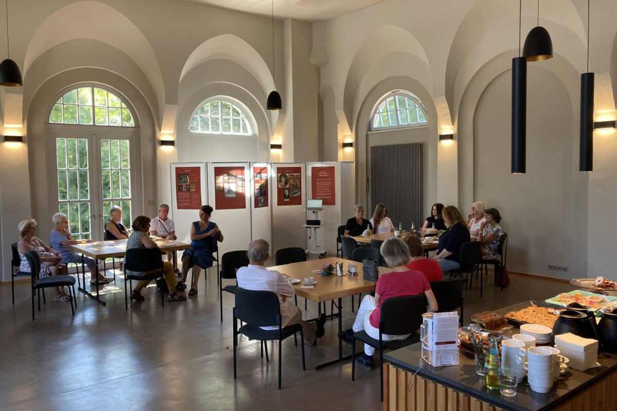 Besucher im Begegnungszentrum des Trinitatisfriedhofes