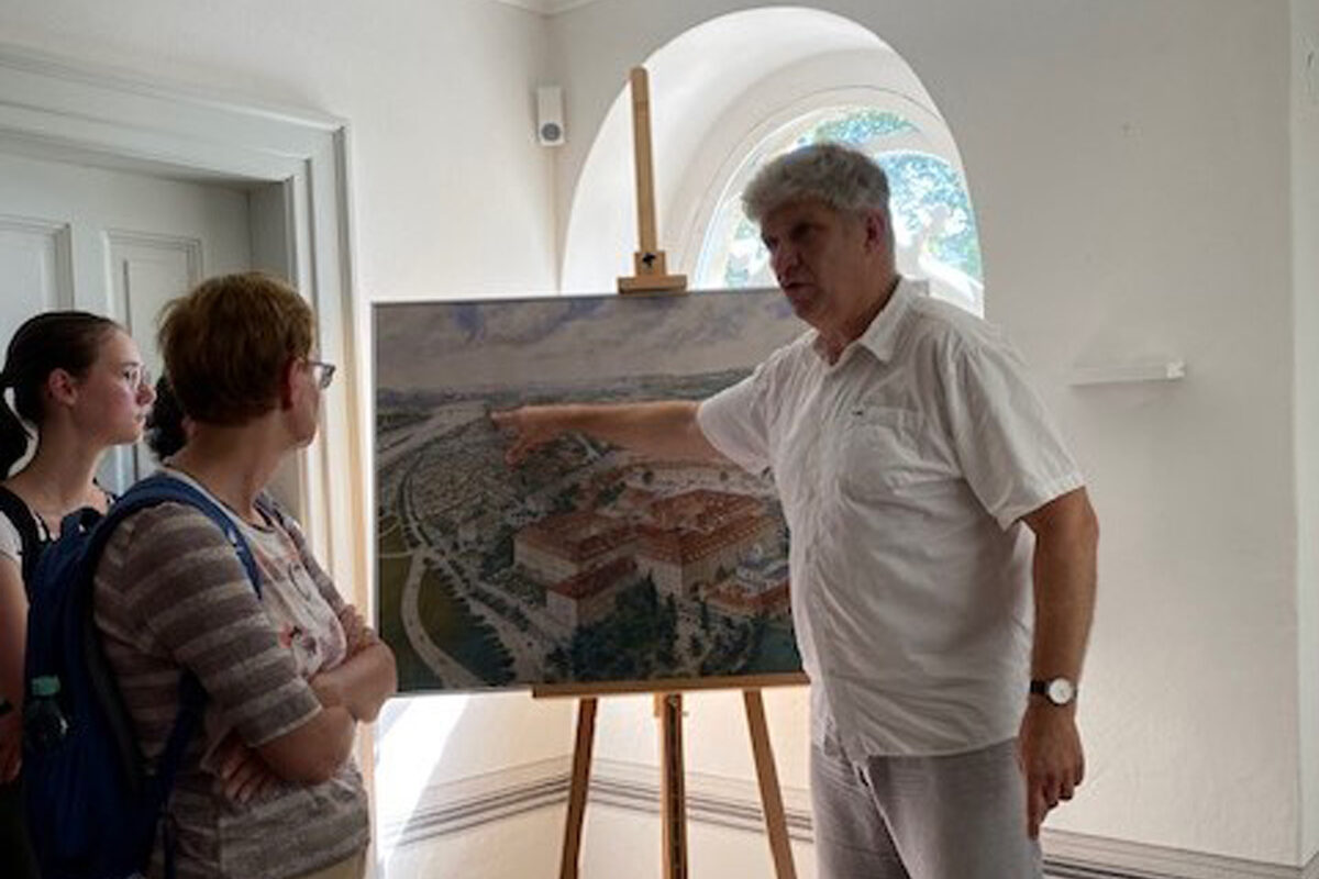 Architekt bei Erläuterungen im Historischen Waldschlösschen