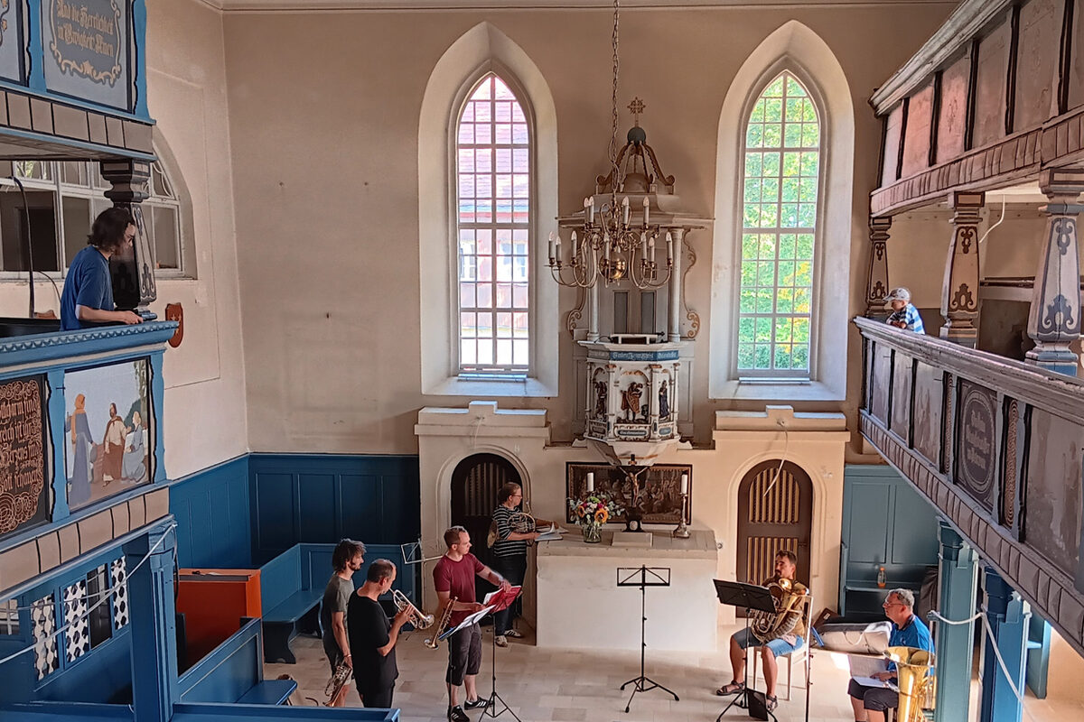 Musizierende und Besucher in der Pastor-Roller-Kirche