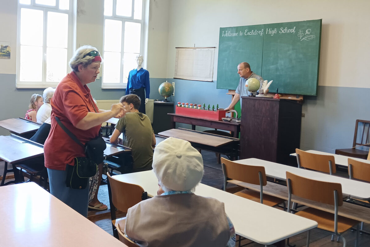 Besucher im historischen Klassenraum des Schulmuseums Eschdorf