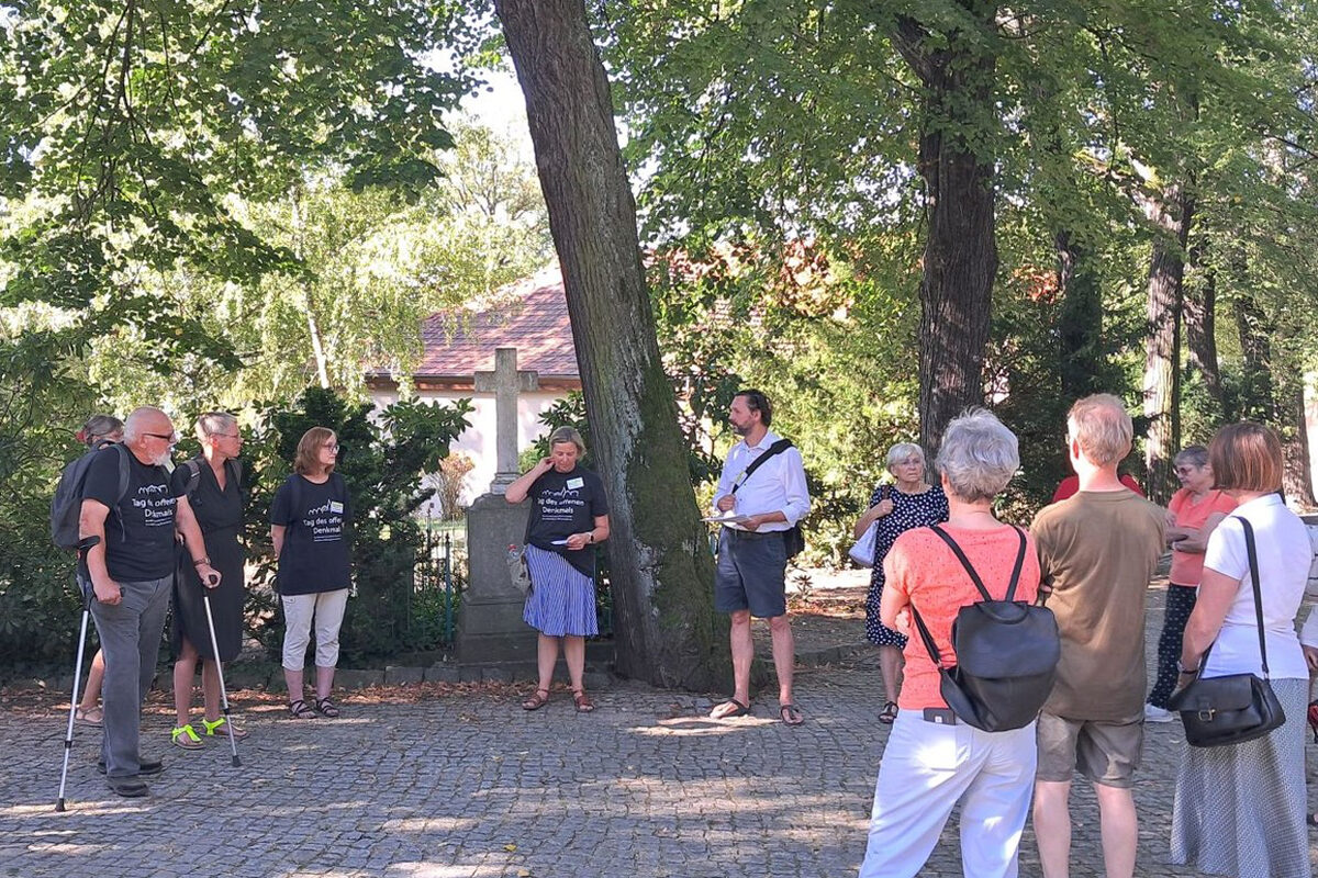 Während einer Führung auf dem St.-Pauli-Friedhof