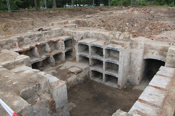 Ausgrabungen am Gelände des ehemaligen Robotron-Gebäudes; freigelegte Wandnischen im Keller, 2024