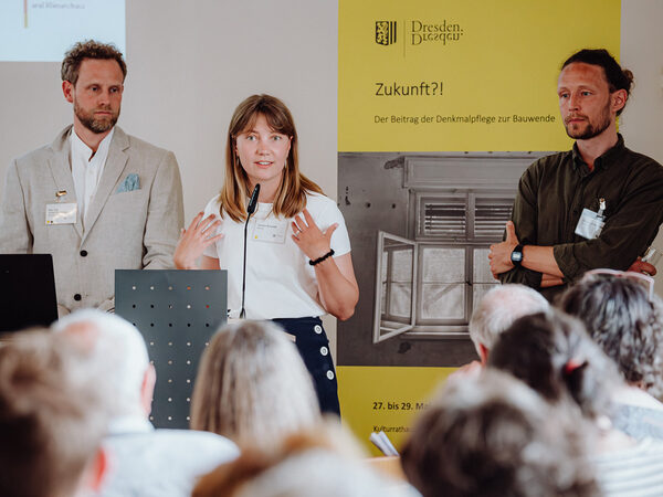 Julian Snethlage, Carolin Schmidt und Christoph Wendland nach dem Referat im Gespräch mit den Tagungsteilnehmenden