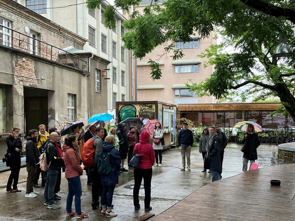 Exkursion ins Zentralwerk. Die Besichtigung beginnt im Innenhof im Regen.