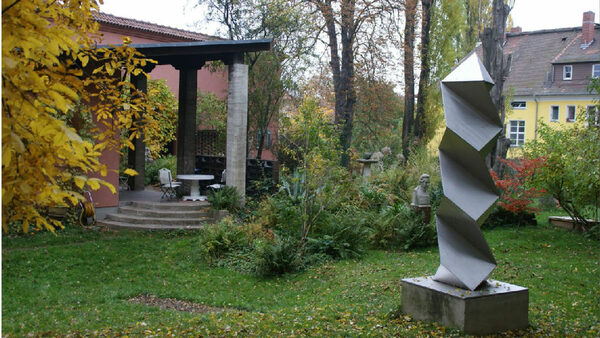 Skulpturen im durchgrünten Garten des Atelierhauses Edmund Moeller