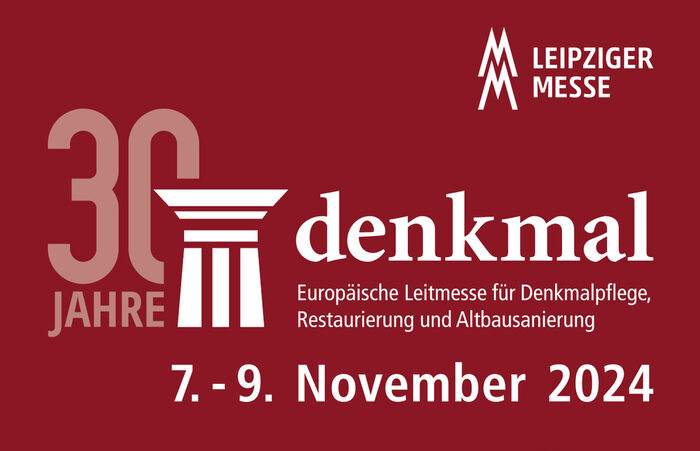 Ankündigung der Europäischen Leitmesse für Denkmalpflege, Restaurierung und Altbausanierung im 30. Jahr vom 7. bis 9. November 2024 in Leipzig. Bordeauxfarbener Untergrund mit weißer Schrift und Logos