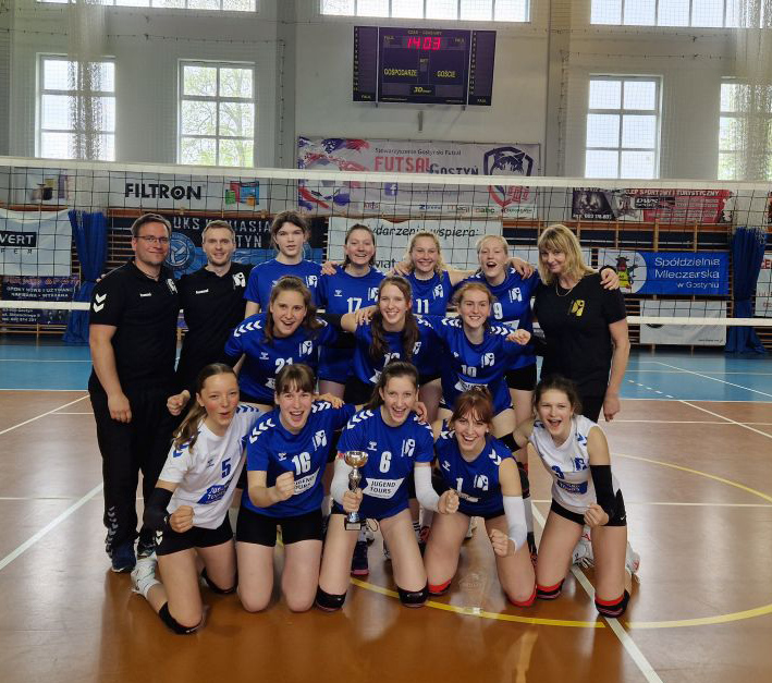 Gruppenfoto der Dresdner Volleyball-Teams in der Sporthalle in Gostyn