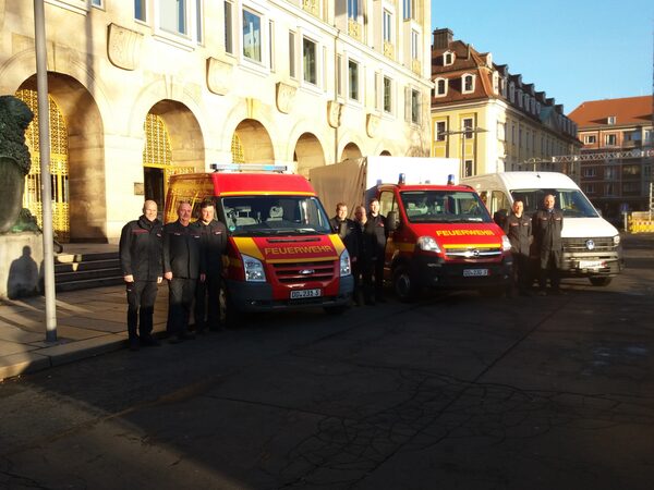 Rettungsfahrzeuge mit den Kameraden der Freiwilligen Feuerwehr Dresden an der Goldenen Pforte des Neuen Rathauses Dresden vor der Abfahrt