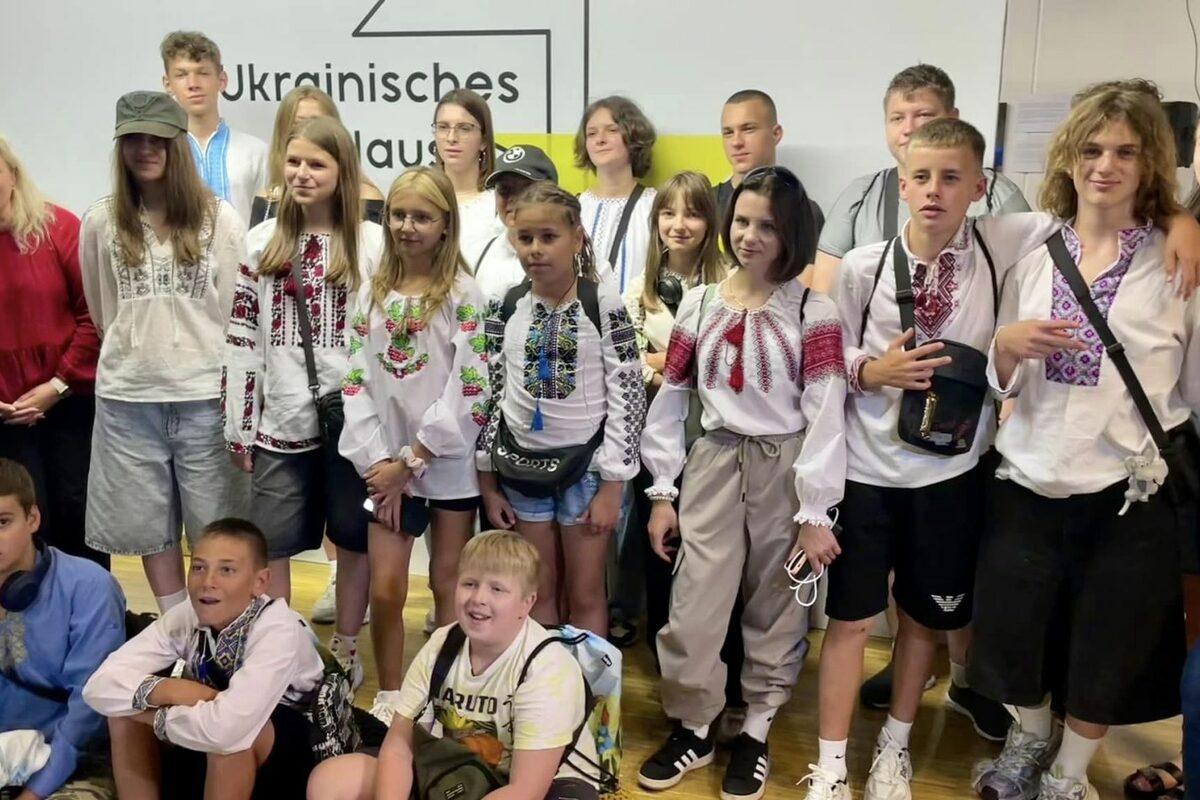Kindergruppe mit Vertreterinnen der ukrainischen Community im Ukraine Haus Dresden