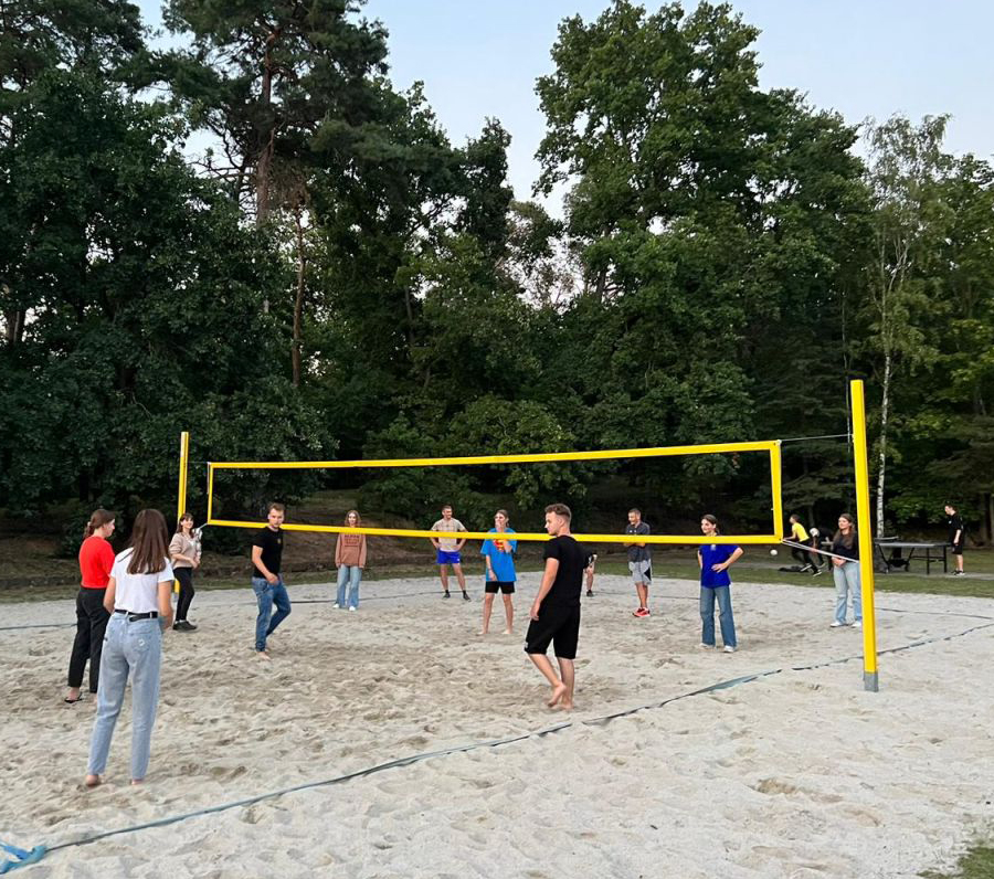 Kinder beim Beach-Volleyball