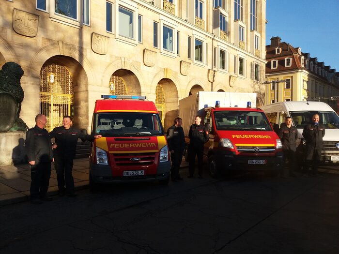 Zwei Feuerwehrfahrzeuge stehen vor dem Dresdner Rathaus