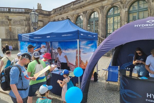 Info-Stand mit Publikum