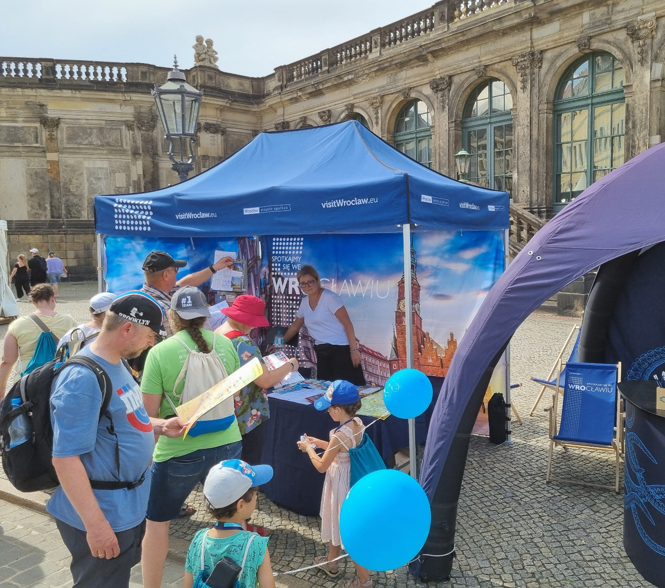 Breslauer Infostand mit Publikum