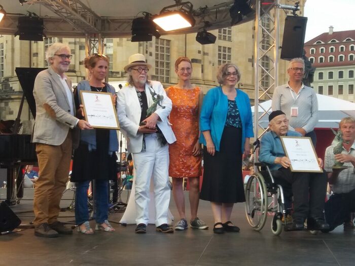 Gruppenbild nach der Verleihung des FAMA Awards Lebenswerk: (v. l. n. r.) Reinhard Pontius/FAMA Skulptura, Maria Noth/Stiftung Frauenkirche, John Yeadon, Laudatorin Dr. Anke Fröhlich-Schauseil, Bürgermeisterin Eva Jähnigen, Prof. Max Uhlig, Jörg Polenz/Palais Sommer