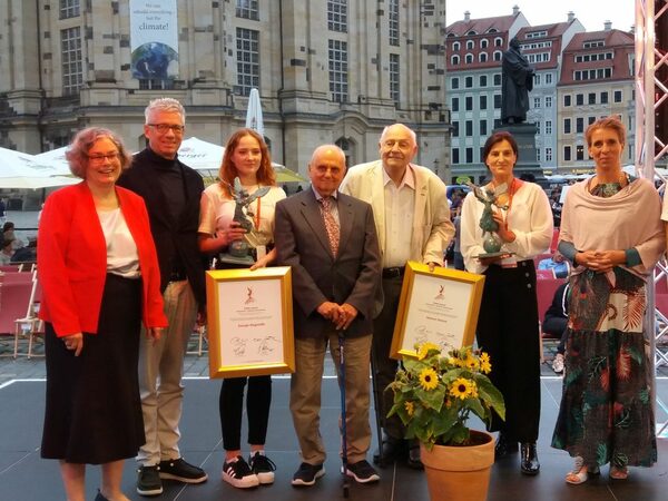 Gruppenbild nach der Verleihung des FAMA Awards Lebenswerk: (v. l. n. r.) Bürgermeisterin Eva Jähnigen, Jörg Polenz/Palais Sommer, George Wagstaffe Prof. Helmut Heinze, Maria Noth/Stiftung Frauenkirche (dazwischen zwei Assistentinnen)